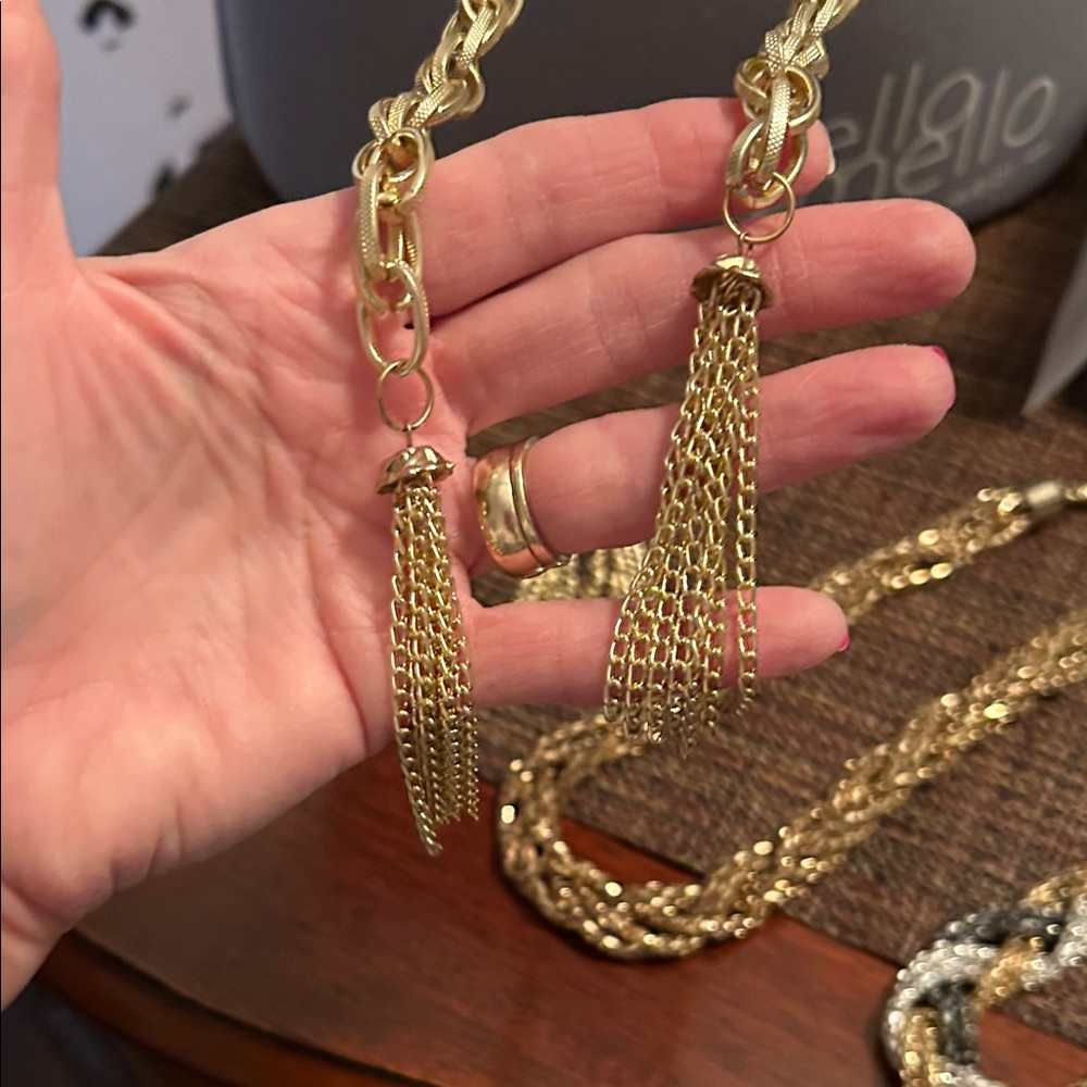 Chic Gold Chain & Earrings - Picture 11 of 13